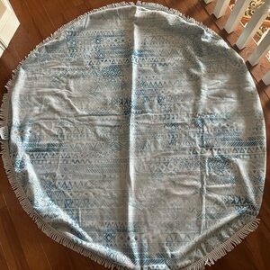 DSW White and Blue Geometric Fabric